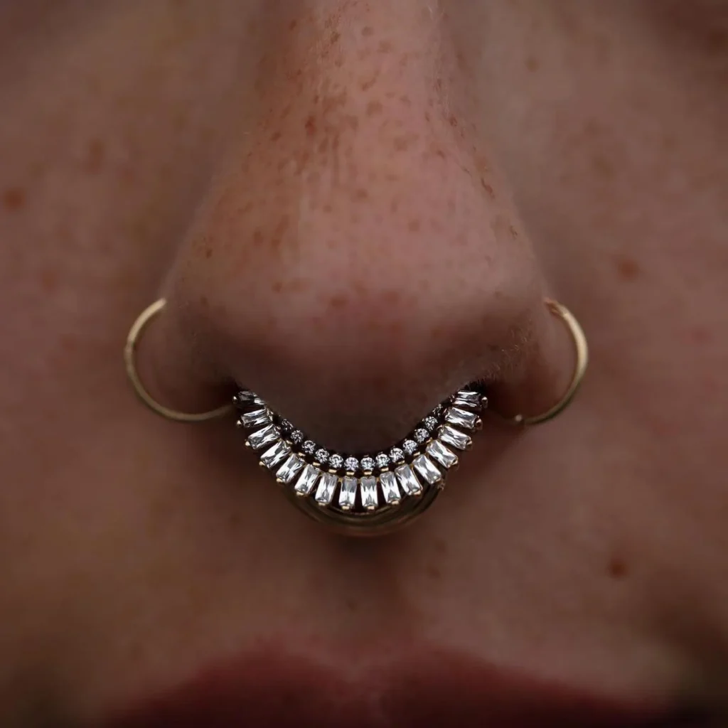 Buddha Jewelry Hypnotic lävistysrengas septum lävistyksessä.